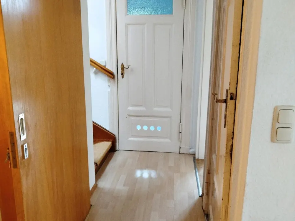 Peterswerder: Quiet 4-Room Old Building Apartment