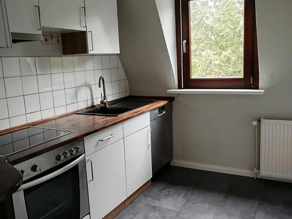 Peterswerder: Quiet 4-Room Old Building Apartment