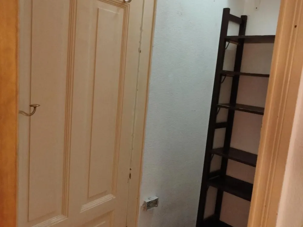 Peterswerder: Quiet 4-Room Old Building Apartment