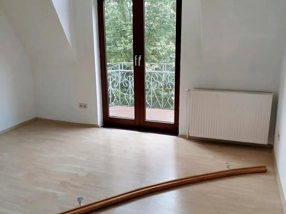 Peterswerder: Quiet 4-Room Old Building Apartment