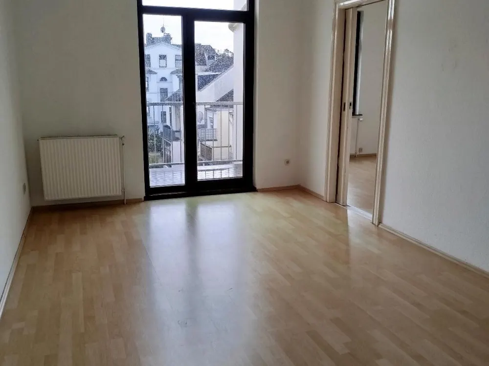 Peterswerder: Quiet 4-Room Old Building Apartment