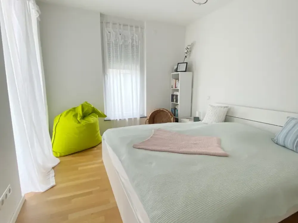 Moderne Zwei-Zimmer-Wohnung mit Garten und Terrasse