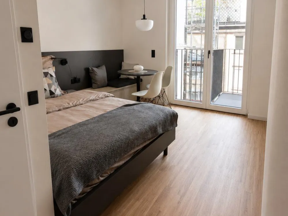 Urban Living in Stuttgart-Mitte, vollmöbliertes Design-Apartment mit Balkon im Neubau „Gerber Living“