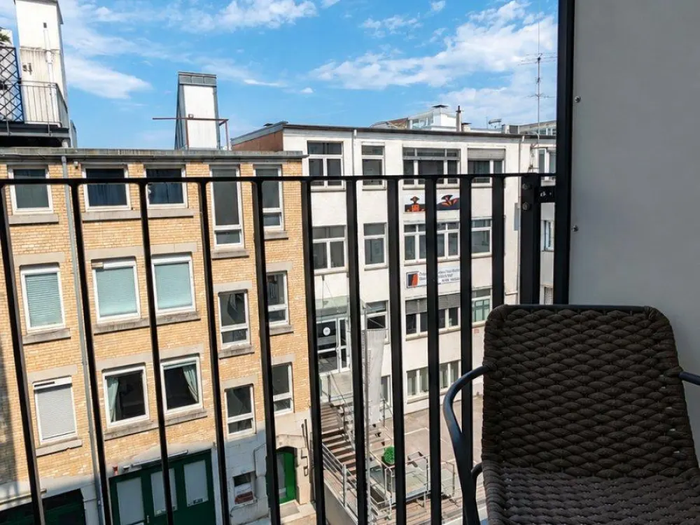 Urban Living in Stuttgart-Mitte, vollmöbliertes Design-Apartment mit Balkon im Neubau „Gerber Living“
