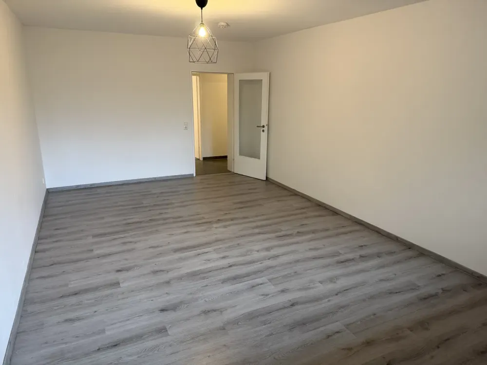 Helle 3 Zimmer Wohnung mit Balkon. Duschbad. Gäste-WC. Garage.
