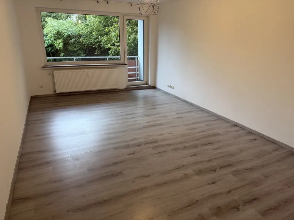 Helle 3 Zimmer Wohnung mit Balkon. Duschbad. Gäste-WC. Garage.
