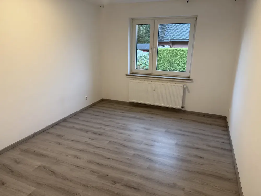 Helle 3 Zimmer Wohnung mit Balkon. Duschbad. Gäste-WC. Garage.