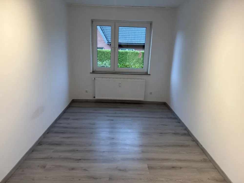Helle 3 Zimmer Wohnung mit Balkon. Duschbad. Gäste-WC. Garage.