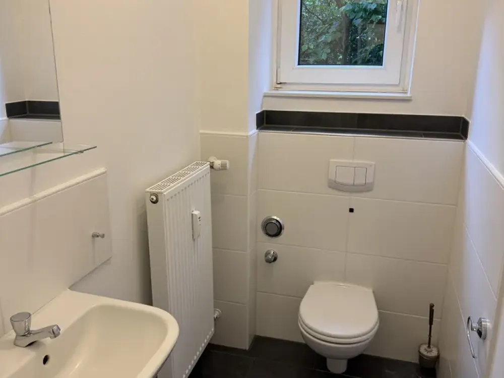 Helle 3 Zimmer Wohnung mit Balkon. Duschbad. Gäste-WC. Garage.