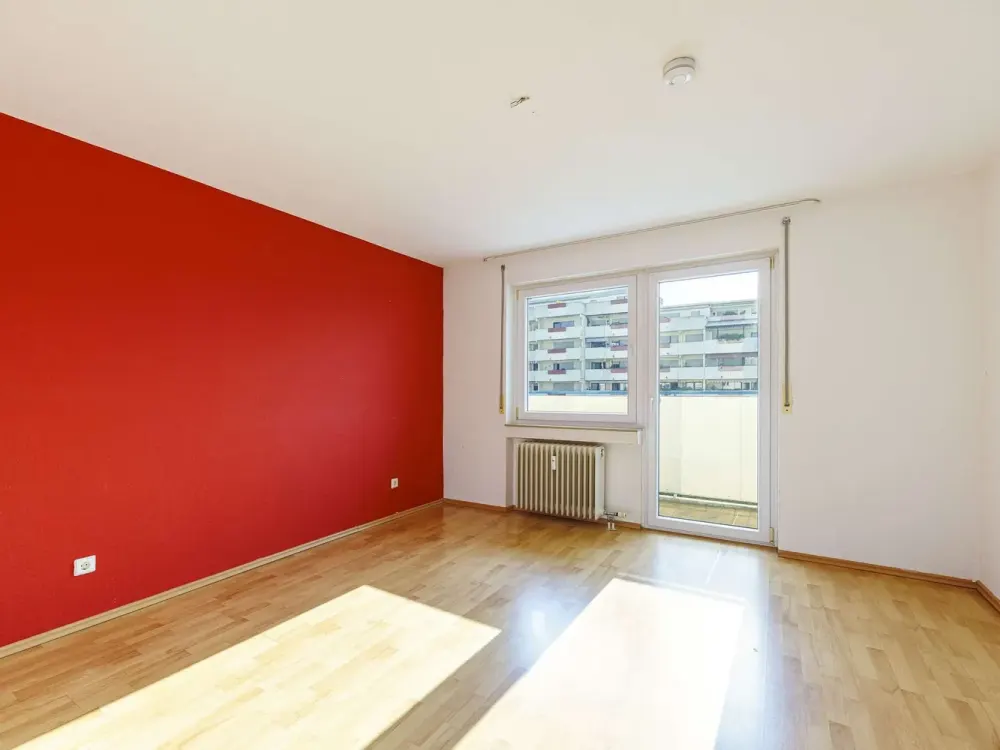 WIDE VIEW: Light-flooded Residential Wonder!