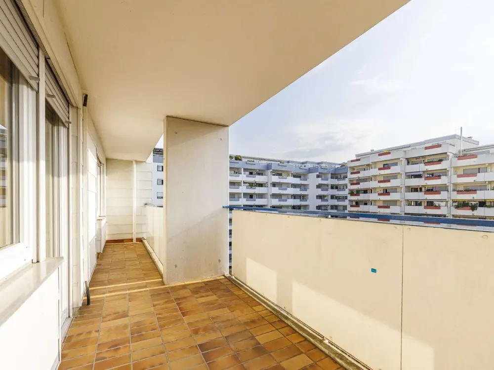 WIDE VIEW: Light-flooded Residential Wonder!