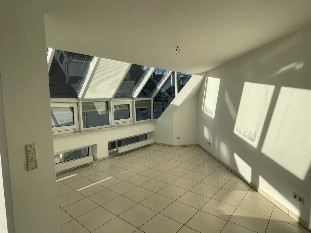 Lichtdurchflutete 2,5-Zimmer-Maisonette-Wohnung mit Balkon und EBK in Bahnhofsnähe in Leonberg