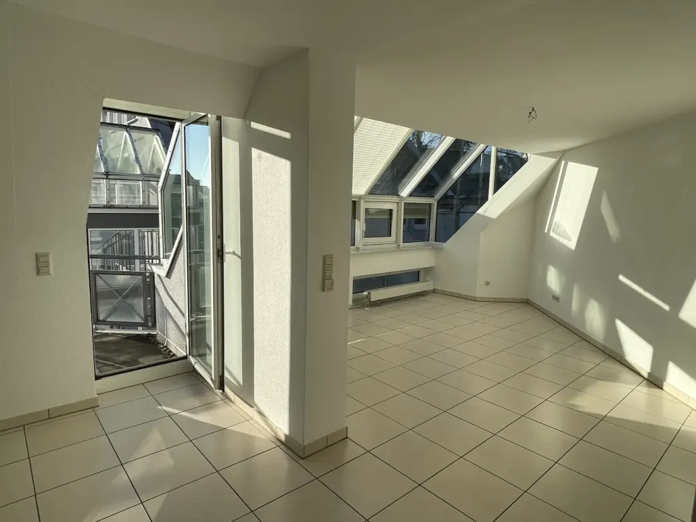 Lichtdurchflutete 2,5-Zimmer-Maisonette-Wohnung mit Balkon und EBK in Bahnhofsnähe in Leonberg
