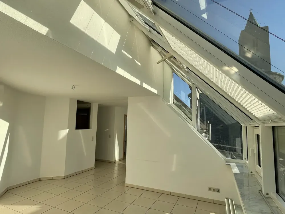 Lichtdurchflutete 2,5-Zimmer-Maisonette-Wohnung mit Balkon und EBK in Bahnhofsnähe in Leonberg
