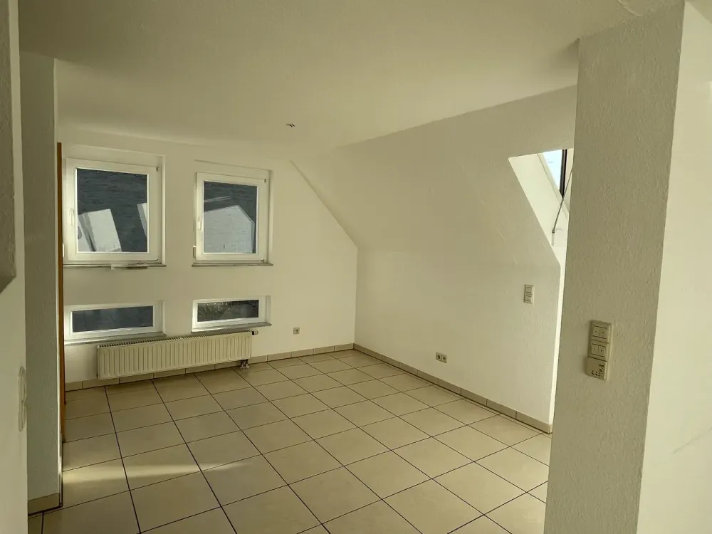 Lichtdurchflutete 2,5-Zimmer-Maisonette-Wohnung mit Balkon und EBK in Bahnhofsnähe in Leonberg
