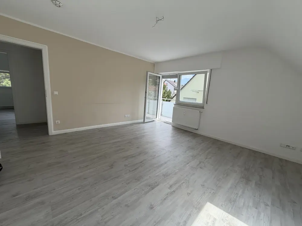 Stilvolle 4 Zi- DG - Whg, modernisiert, HMS, Balkon, Garage und Stellplatz in Ludwigsburg