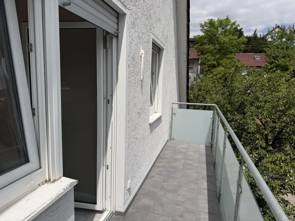 Stilvolle 4 Zi- DG - Whg, modernisiert, HMS, Balkon, Garage und Stellplatz in Ludwigsburg