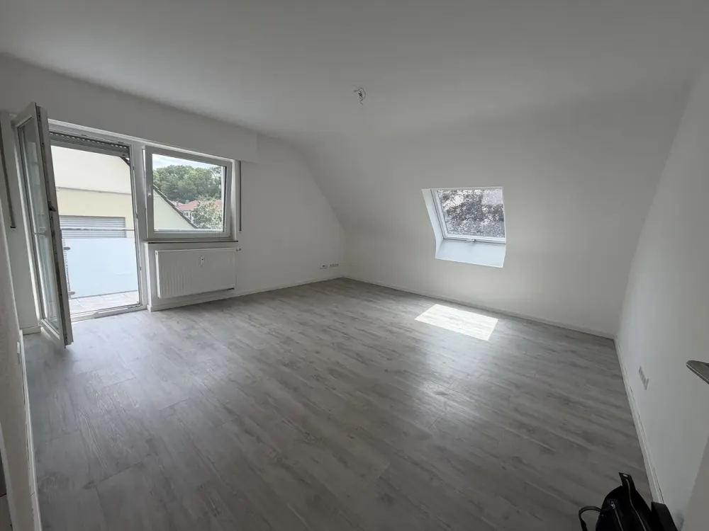 Stilvolle 4 Zi- DG - Whg, modernisiert, HMS, Balkon, Garage und Stellplatz in Ludwigsburg