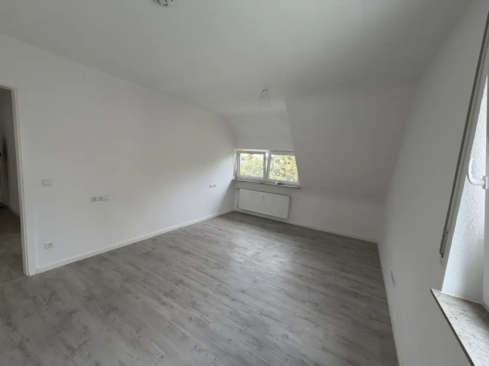 Stilvolle 4 Zi- DG - Whg, modernisiert, HMS, Balkon, Garage und Stellplatz in Ludwigsburg