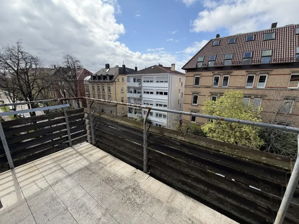 Frisch komplettsanierte 4-Zimmer-Wohnung mit Einbauküche & Balkon in Stuttgart-Bad Cannstatt