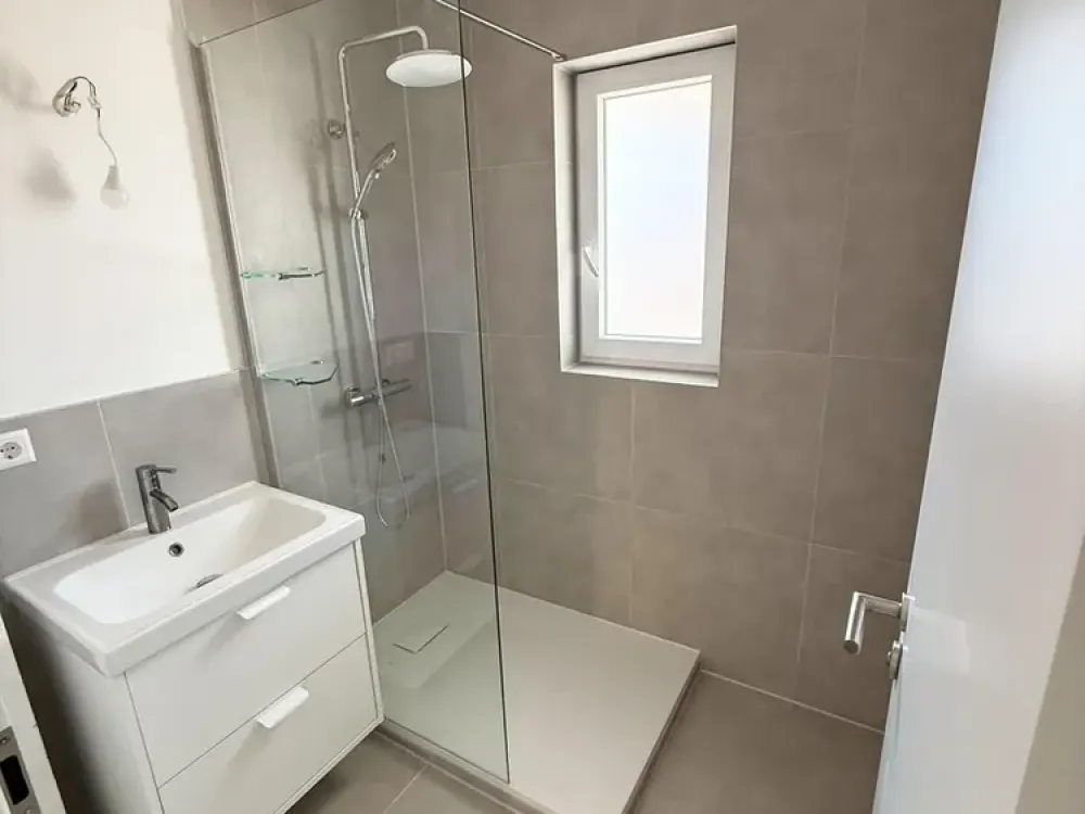 Frisch komplettsanierte 4-Zimmer-Wohnung mit Einbauküche & Balkon in Stuttgart-Bad Cannstatt