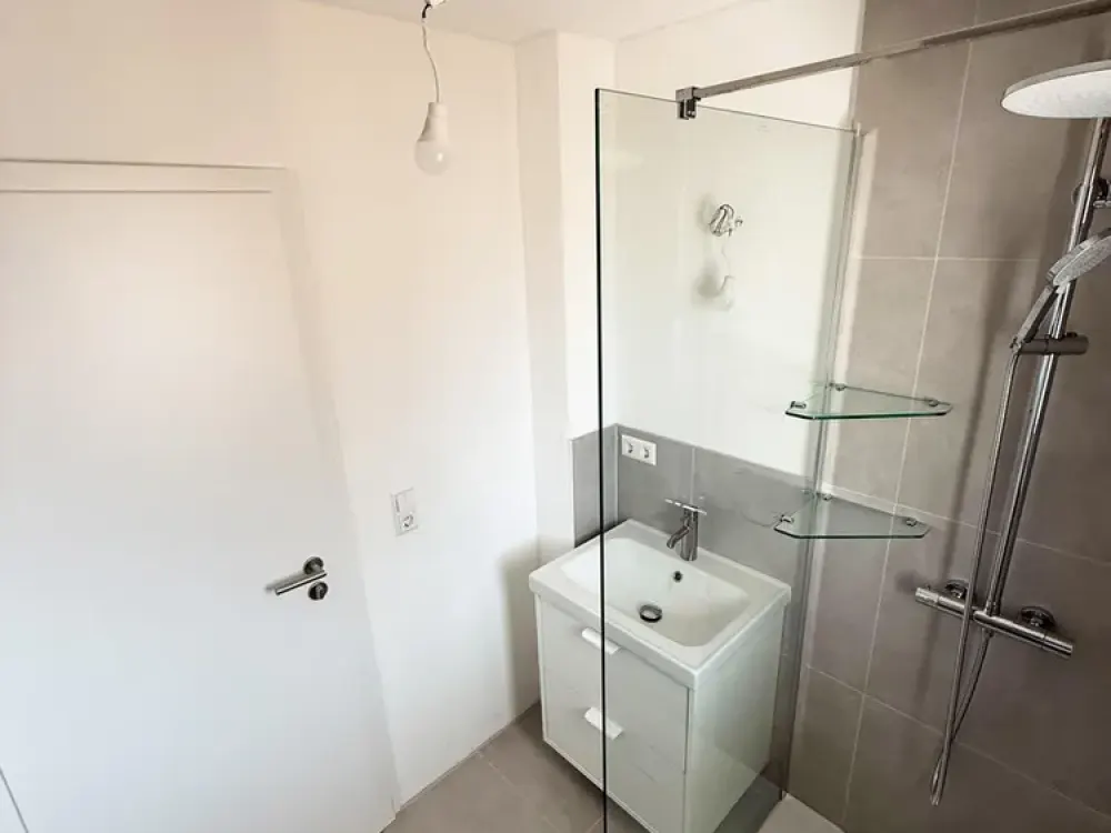 Frisch komplettsanierte 4-Zimmer-Wohnung mit Einbauküche & Balkon in Stuttgart-Bad Cannstatt
