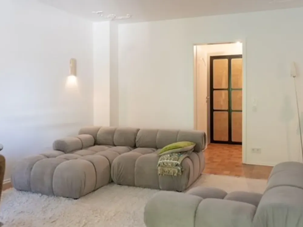 Helle 2,5-Zimmer-Wohnung mit großem Balkon in ruhiger, grüner Lage in München