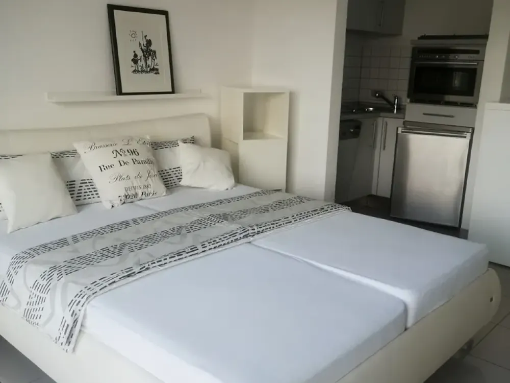 Traumblick aus möbliertem Apartment am Rhein: Wohnen in Köln Zündorf