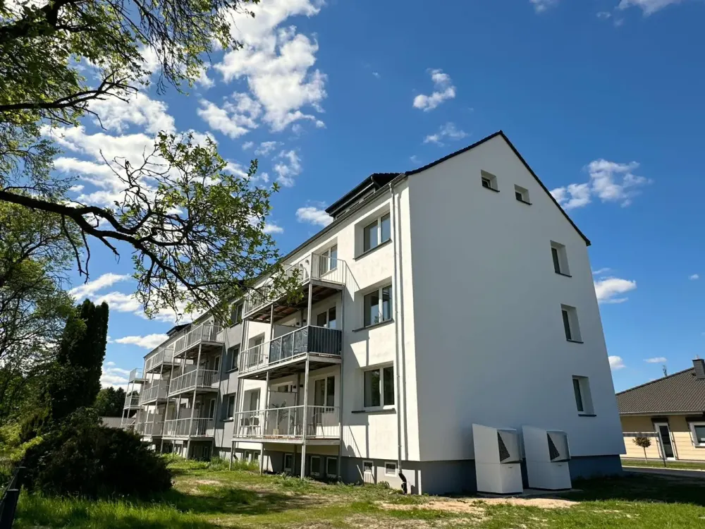 Erstbezug nach Sanierung: Moderne 2-Zi.-Wohnung mit Einbauküche, Balkon und PKW-Stellplatz