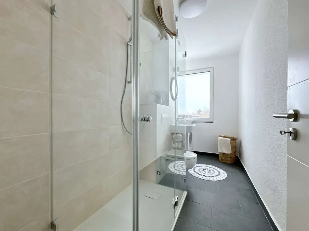 Erstbezug nach Sanierung: Moderne 2-Zi.-Wohnung mit Einbauküche, Balkon und PKW-Stellplatz