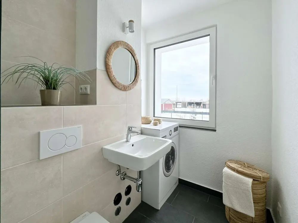 Erstbezug nach Sanierung: Moderne 2-Zi.-Wohnung mit Einbauküche, Balkon und PKW-Stellplatz