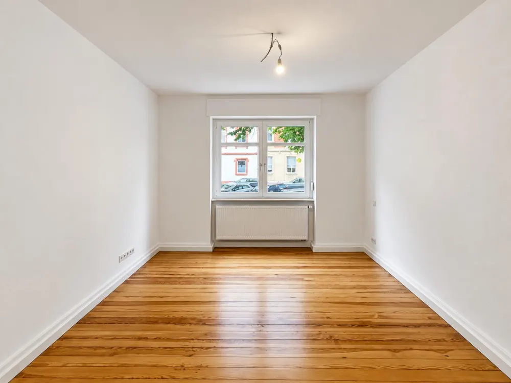 Your new home in Oststadt, renovated 3-room old building apartment with loggia