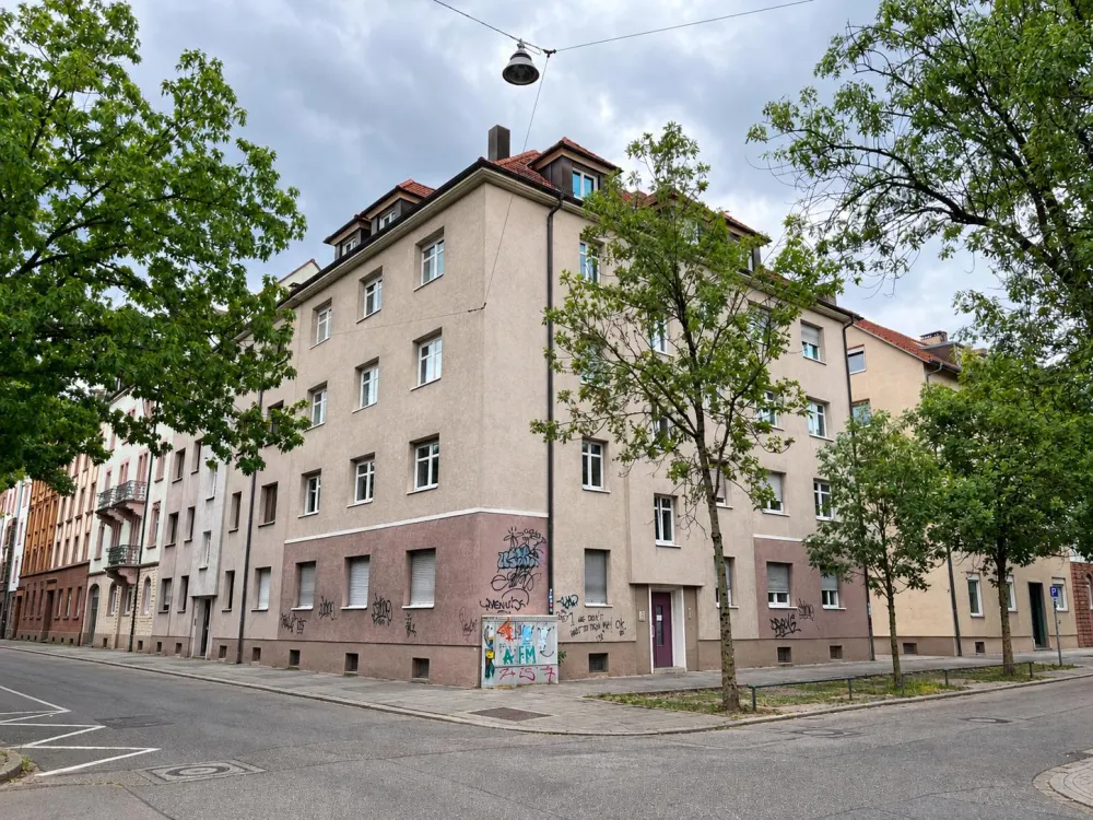 Your new home in Oststadt, renovated 3-room old building apartment with loggia