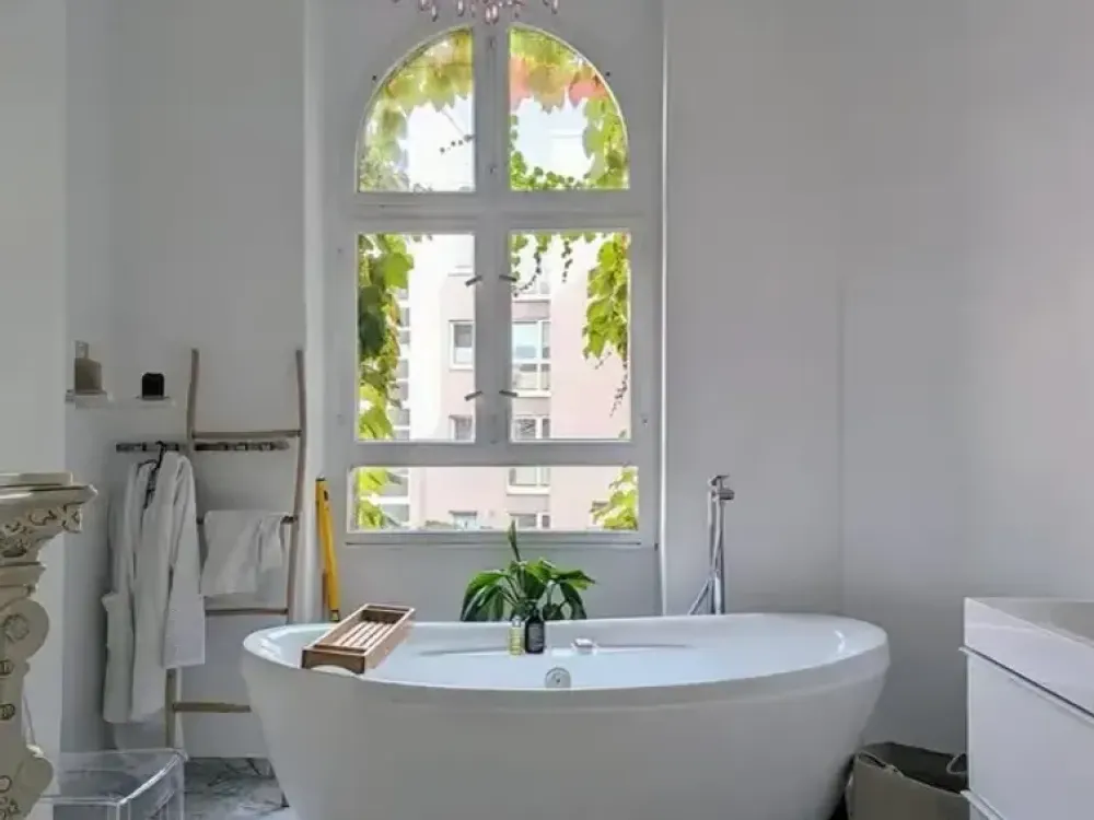 Charlottenburg Life: Design-Altbau mit freistehender Badewanne & Kücheninsel
