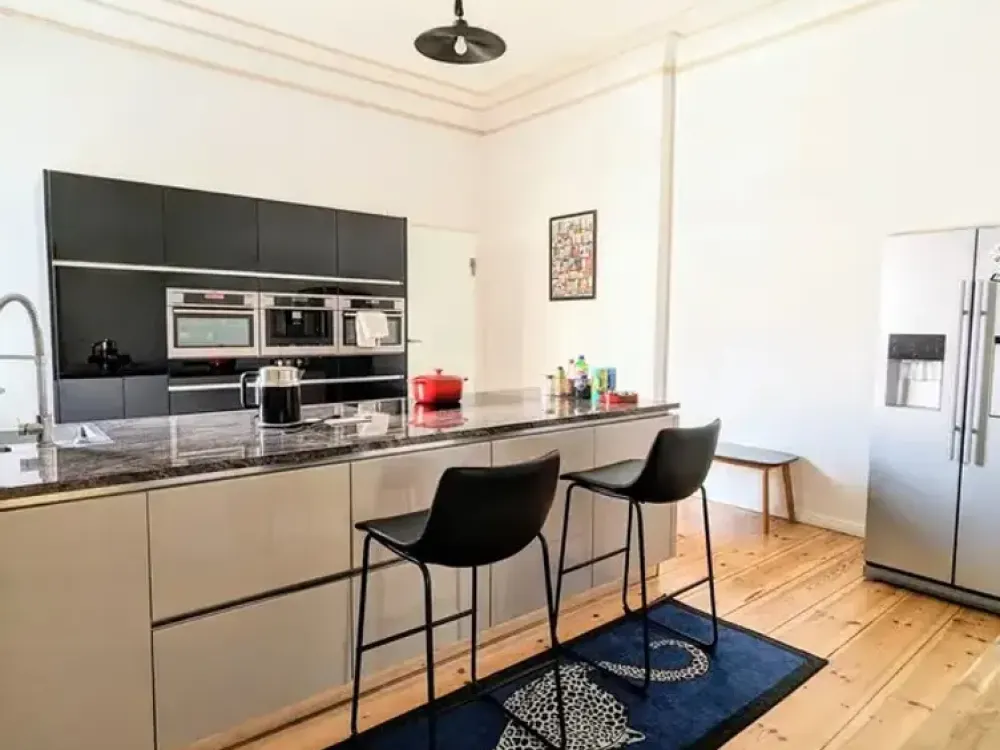 Charlottenburg Life: Design-Altbau mit freistehender Badewanne & Kücheninsel