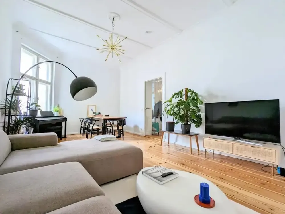 Charlottenburg Life: Design-Altbau mit freistehender Badewanne & Kücheninsel
