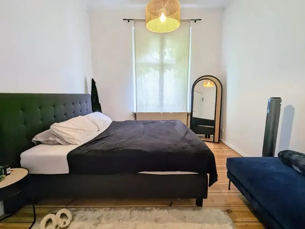 Charlottenburg Life: Design-Altbau mit freistehender Badewanne & Kücheninsel
