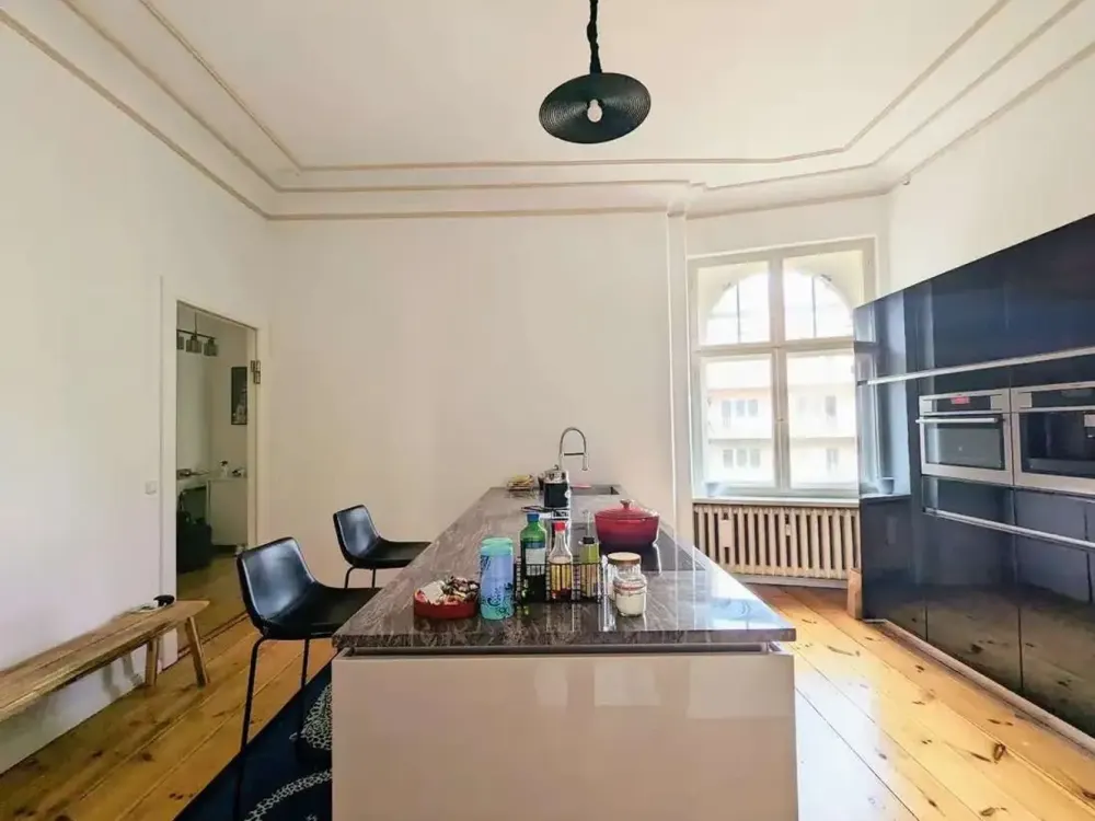 Charlottenburg Life: Design-Altbau mit freistehender Badewanne & Kücheninsel