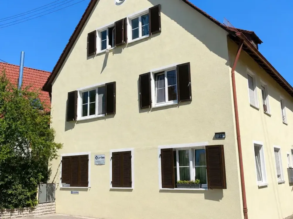 Zentral gelegene 2-Zimmer Wohnung + Studioraum im 2.OG