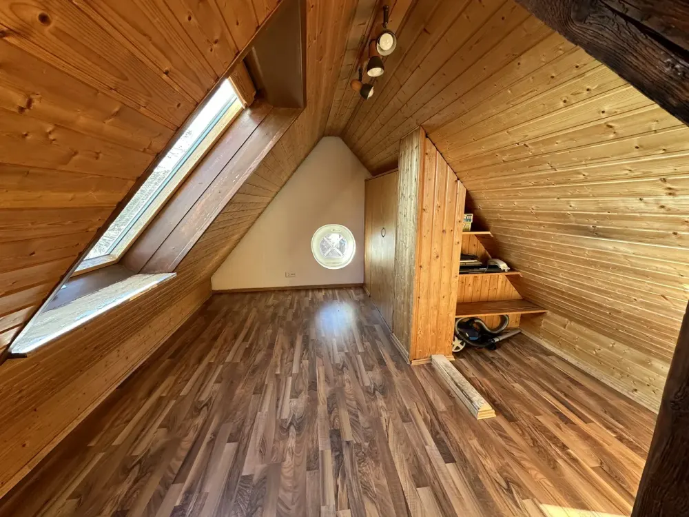 Zentral gelegene 2-Zimmer Wohnung + Studioraum im 2.OG