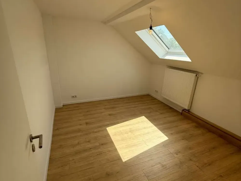 Modern sanierte DG-Wohnung mit hochwertiger Ausstattung in Uninähe