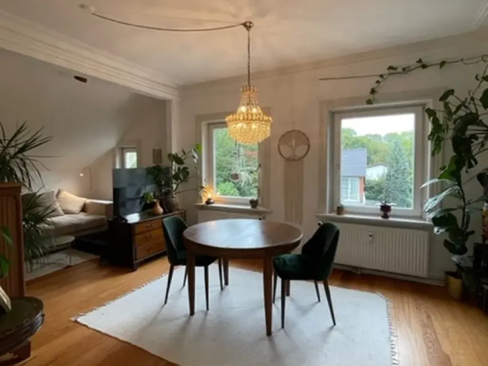 Dachgeschoss in Jugendstilhaus direkt am Jenischpark mit Terrasse und eigenem Garten