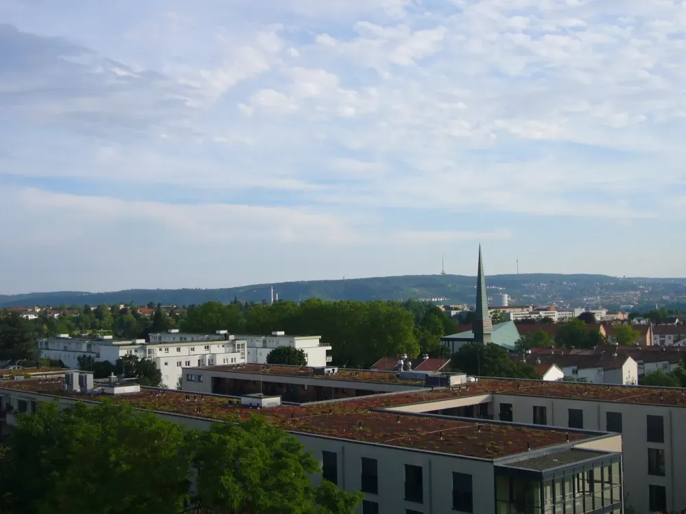 Gigantischer Ausblick: 2-Zi-Wohnung mit Balkon und Einbauküche in Stuttgart