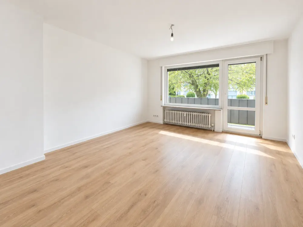 IN RENOVIERUNG: Gut geschnittene 2-Zi.-Wohnung mit Balkon inkl. Stellplatz