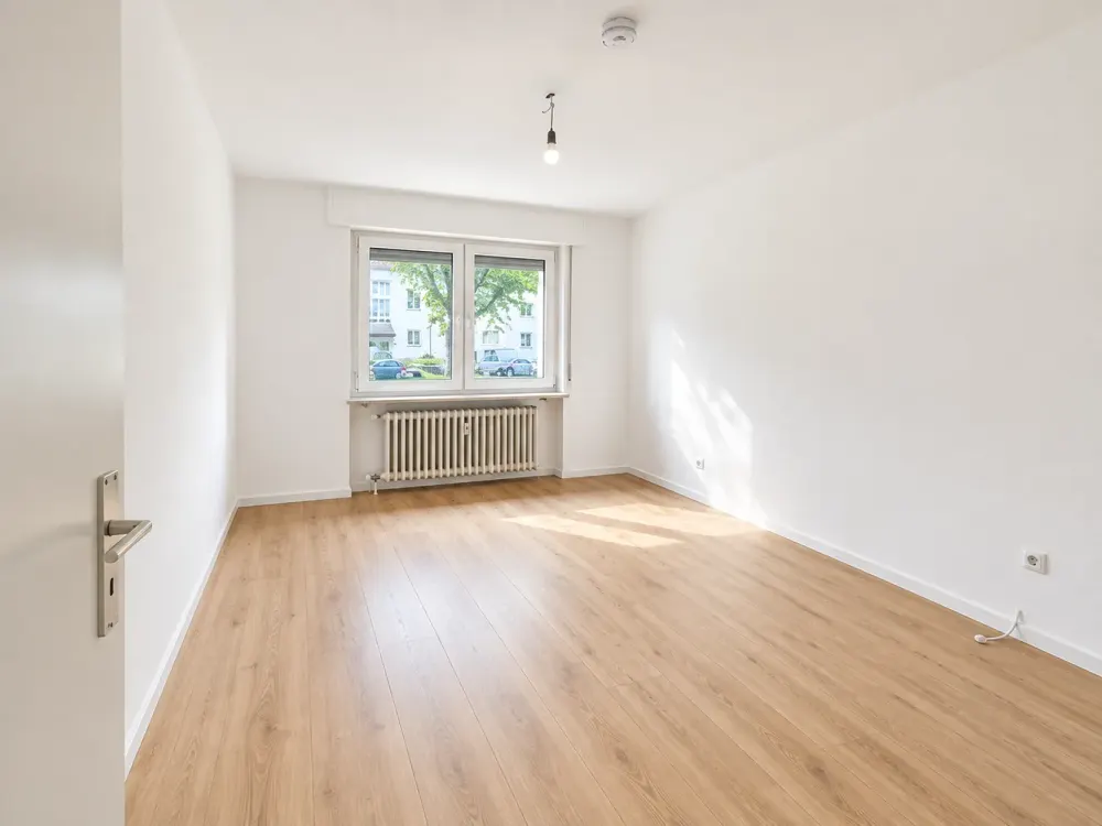 IN RENOVIERUNG: Gut geschnittene 2-Zi.-Wohnung mit Balkon inkl. Stellplatz