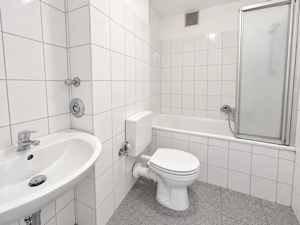 IN RENOVIERUNG: Gut geschnittene 2-Zi.-Wohnung mit Balkon inkl. Stellplatz