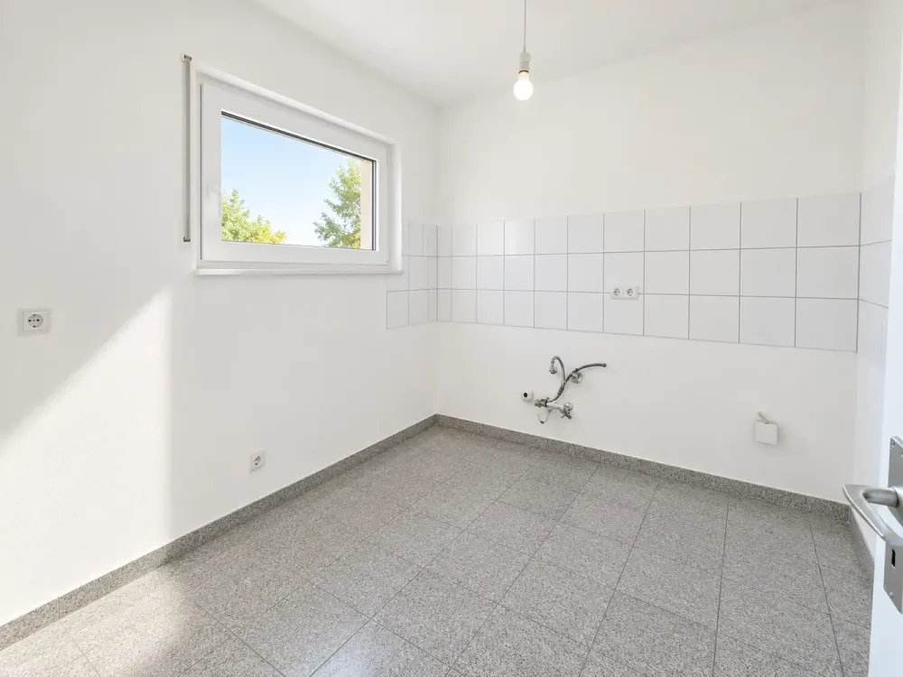 IN RENOVIERUNG: Gut geschnittene 2-Zi.-Wohnung mit Balkon inkl. Stellplatz