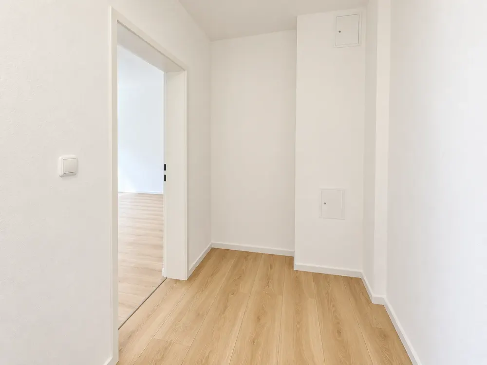 IN RENOVIERUNG: Gut geschnittene 2-Zi.-Wohnung mit Balkon inkl. Stellplatz