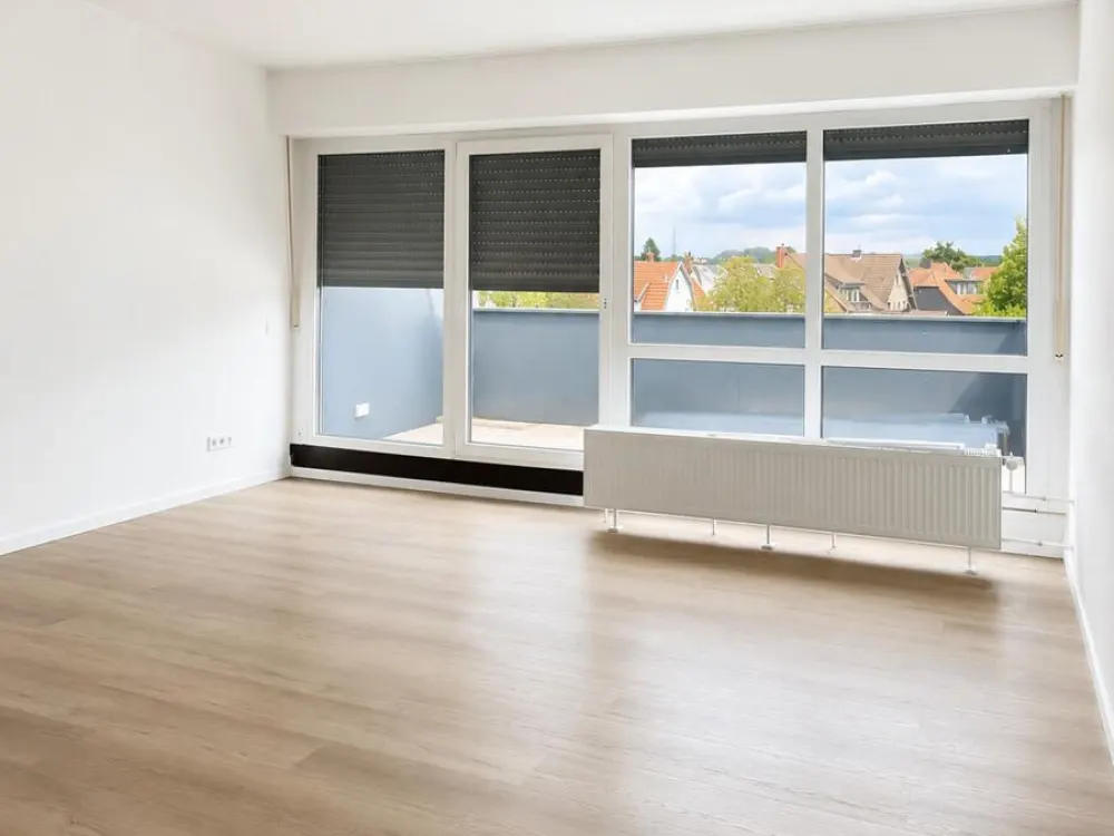 Modern Renovated 3-Room Apartment with Two Balconies and High-Quality Bathroom