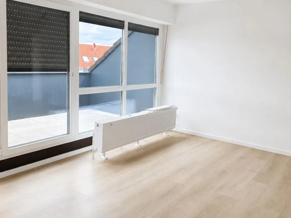 Modern Renovated 3-Room Apartment with Two Balconies and High-Quality Bathroom